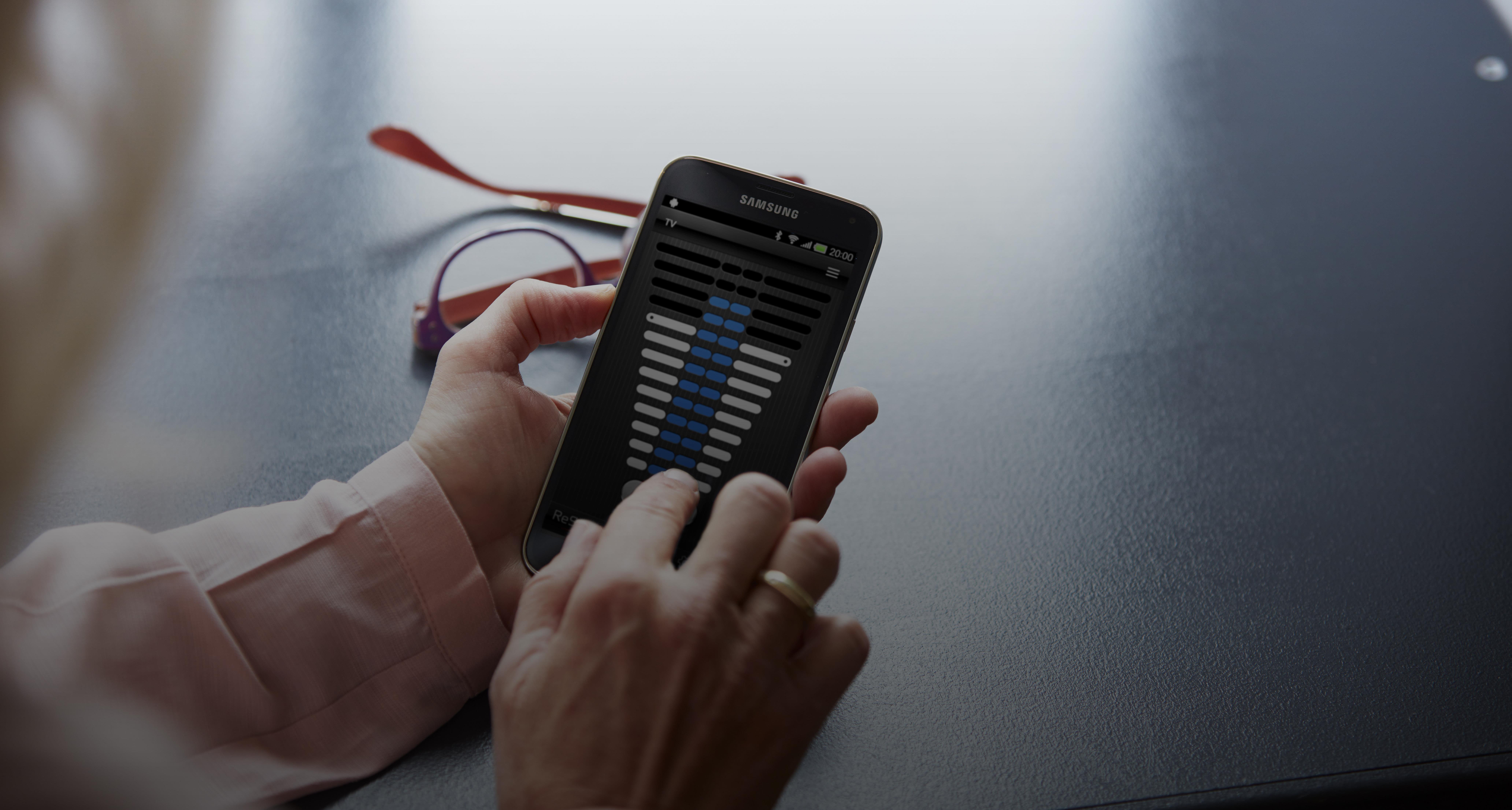 Control hoortoestel-app vrouw telefoon